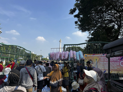 Suasana Lebaran Betawi di Monas, Jakarta Pusat, Minggu (27/4/2025). Foto: Rayyan Farhansyah/kumparan