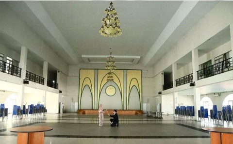 Pasangan yang sedang berfoto di Aula Asrama Haji Pontianak. Foto: Dok. Instagram @diskominfopontianak