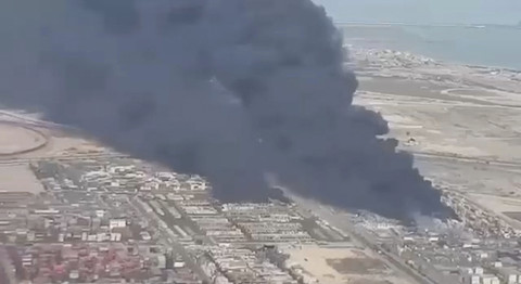 Rekaman udara helikopter menunjukkan gumpalan asap hitam yang membumbung dari kebakaran setelah ledakan pelabuhan yang mematikan, yang melukai ratusan orang, di Bandar Abbas, Iran, Sabtu (26/4/2025). Foto: social media via REUTERS