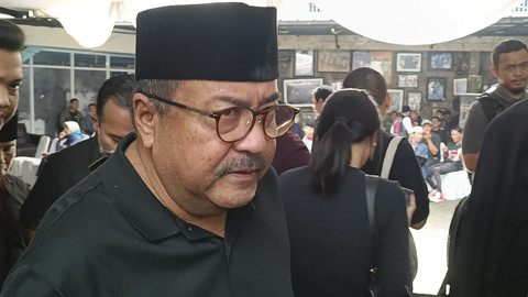 Rano Karno sambangi Rumah Duka Bunda Iffet, di Jalan Potlot III, Duren Tiga, Jakarta Selatan, Minggu (27/4/2025). Foto: Giovanni/kumparan