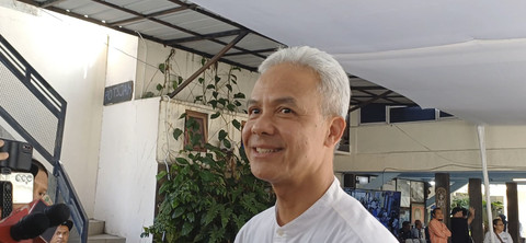 Ganjar Pranowo sambangi Rumah Duka Bunda Iffet, di Jalan Potlot III, Duren Tiga, Jakarta Selatan, Minggu (27/4/2025). Foto: Giovanni/kumparan