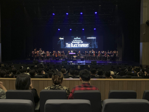 Konser An EMOrchestra: Welcome to The Black Symphony digelar di Graha Bhakti Budaya, Taman Ismail Marzuki, Jakarta Pusat, Sabtu (26/4/2025). Foto: Vincentius Mario/kumparan