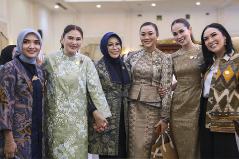 Penasihat I Dharma Wanita Persatuan (DWP) Kementerian Sosial (Kemensos), Fatma Saifullah Yusuf (kerudung navy) menghadiri Halal Bihalal Solidaritas Perempuan Indonesia Kabinet Merah Putih (Seruni) di Auditorium Sekretariat Wakil Presiden, Jakarta, Rabu (23/4/2025). Foto: Dok. Kemensos
