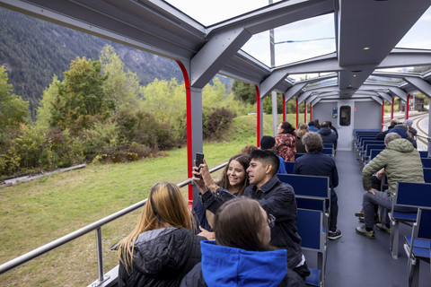 Penumpang yang sedang menikmati keindahan Landwasser World. Foto: Dok. Rhaetian Railways