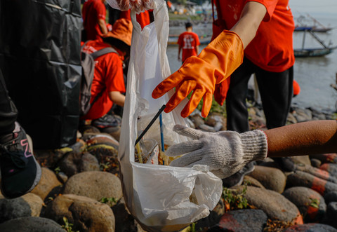 Bersih-bersih pantai di pesisir Kenjeran hingga Suramadu oleh siswa SD, SMA, dan SMK Katolik di bawah Yayasan Lazaris. Foto dan naskah : Dipta Wahyu / BASRA