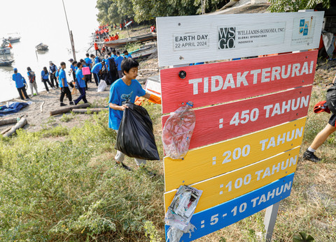 2.700 Pelajar SD, SMA, SMK dari Yayasan Lazaris Bersih-bersih Pantai Kenjeran