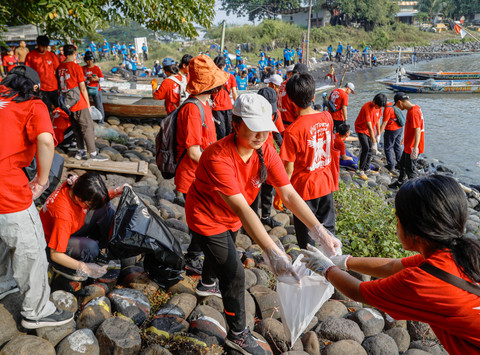 2.700 Pelajar SD, SMA, SMK dari Yayasan Lazaris Bersih-bersih Pantai Kenjeran (1)