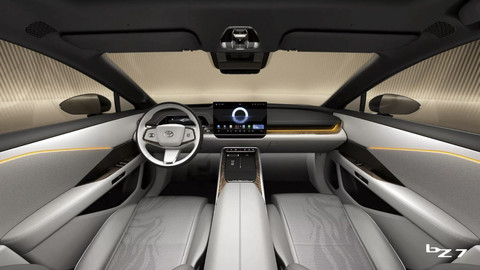 Mobil listrik Toyota bZ7 yang dipamerkan di Shanghai Auto Show 2025. Foto: Dok. Toyota