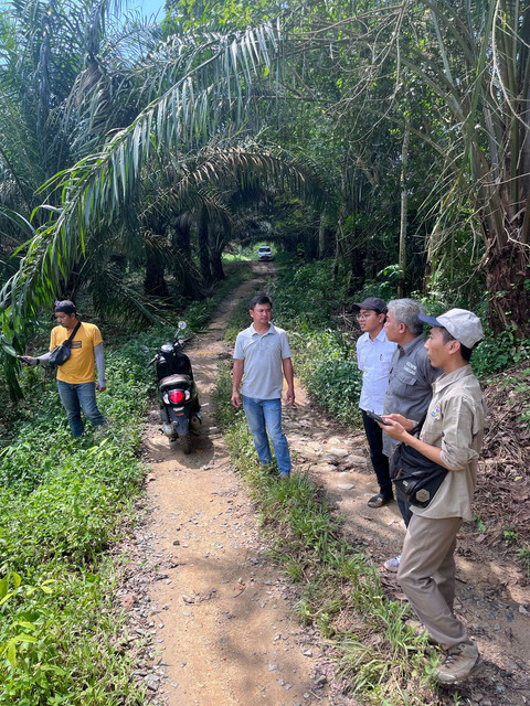Kantah Sekadau melakukan pengambilan titik koordinator di Desa Ensalang. Foto: Dok. Kantah Sekadau