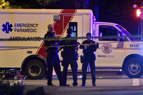Sebuah ambulans diparkir di lokasi pesta blok hari Lapu Lapu, di mana sebuah kendaraan melaju ke kerumunan dan menewaskan beberapa orang di Vancouver, British Columbia, Kanada, Sabtu (26/4/2025). Foto: Jennifer Gauthier/REUTERS