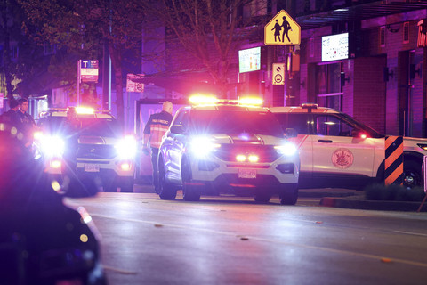 Seorang paramedis bekerja di tempat kejadian, setelah sebuah kendaraan melaju ke kerumunan orang di pesta blok hari Lapu Lapu, dalam peristiwa yang menurut polisi menyebabkan beberapa orang tewas dan terluka, di Vancouver, Kanada, Sabtu (26/4/2025). Foto: Chris Helgren/REUTERS