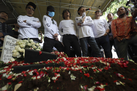 Personel Slank di Pemakaman Bunda Iffet di Karet Bivak, Jakarta, Minggu (27/4/2025). Foto: Jamal Ramadhan/kumparan