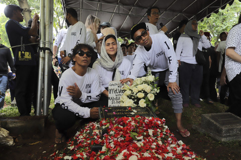 Suasana pemakaman Bunda Iffet di Karet Bivak, Jakarta, Minggu (27/4/2025). Foto: Jamal Ramadhan/kumparan