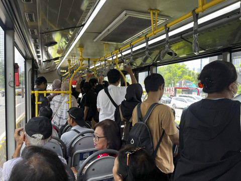 TransJakarta Rute Baru Blok M-Alam Sutera, Minggu (27/4/2025). Foto: Rayyan Farhansyah/kumparan