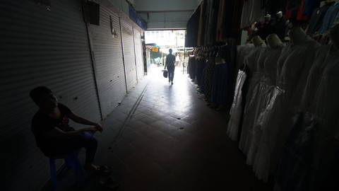 Lorong di kawasan pertokoan Megahria yang kerap menjadi tempat belanja favorit generasi 90-an di Kota Musi yang kini tampak sepi, Minggu (27/4) Foto: abp/urban id