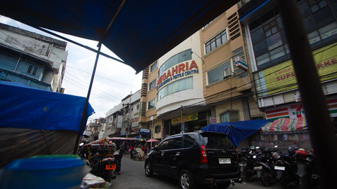 Kawasan pertokoan Megahria yang juga menyimpan kenangan para geneeasi 90-an Kota Musi untuk bernostalgia berbelanja bersama keluarga, Minggu (27/4) Foto: abp/urban id