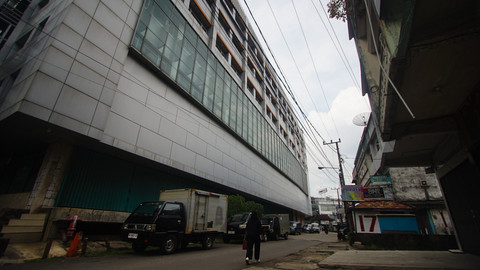 Kawasan pertokoan Pulau Mas yang juga menyimpan ribuan nostalgia generasi 90-an yang ingin berbelanja kaset, CD, maupun aksesoris lainnya, Minggu (27/4) Foto: abp/urban id