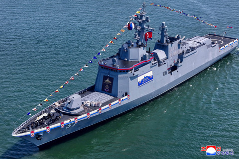 Kapal perang baru Korea Utara saat peluncruan di Nampo, Korea Utara. Foto: KCNA/via REUTERS