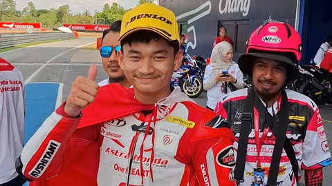 Fadillah Arbi Aditama usai Race 2 kelas AP250 Asia Road Racing Championship (ARRC) di Chang International Circuit, Buriram, Thailand, pada 27 April 2025. Foto: Katondio Bayumitra Wedya/kumparan