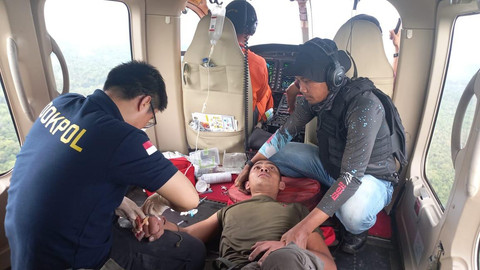 Anggota Satgas Alpha Bravo Moskona, Bharatu Komang Ngurah, dievakuasi usai diserang kawanan lebah di Papua. Dok Istimewa