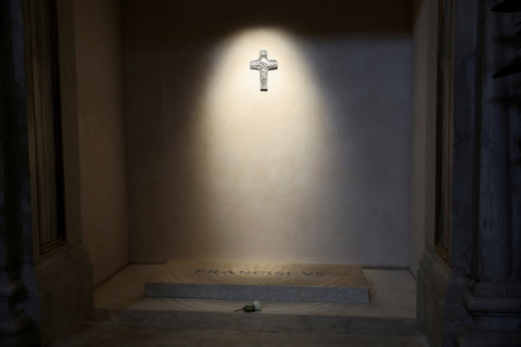 Sebuah bunga diletakkan di makam mendiang Paus Fransiskus di Basilika Kepausan Santa Maria Maggiore, di Roma, Italia, Minggu (27/4/2025). Foto: Claudia Greco/REUTERS