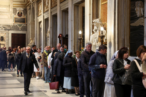 Orang-orang mengantre untuk mengunjungi makam mendiang Paus Fransiskus di Basilika Santa Maria Maggiore, di Roma, Italia, Minggu (27/4/2025). Foto: Claudia Greco/REUTERS