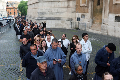 Orang-orang mengantre untuk mengunjungi makam mendiang Paus Fransiskus di Basilika Santa Maria Maggiore, di Roma, Italia, Minggu (27/4/2025). Foto: Hannah McKay/REUTERS