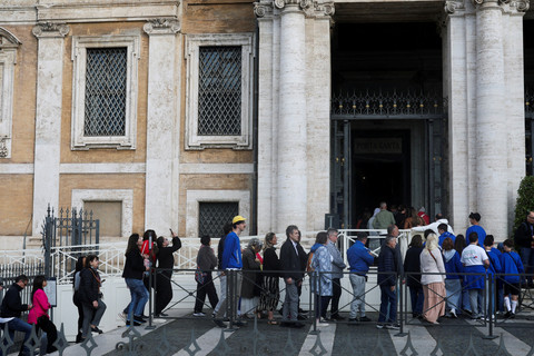 Orang-orang mengantre untuk mengunjungi makam mendiang Paus Fransiskus di Basilika Santa Maria Maggiore, di Roma, Italia, Minggu (27/4/2025). Foto: Hannah McKay/REUTERS