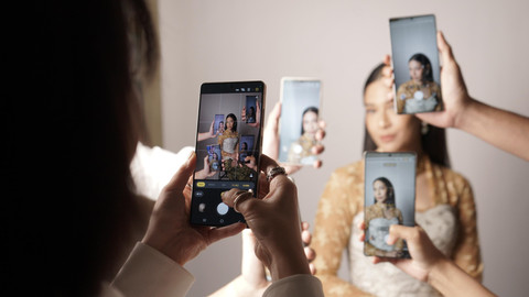 Teknologi seperti Now Brief dan Gemini Live membantu Dian mengatur detail kecil sehingga ia bisa lebih fokus mengerjakan pekerjaan yang sifatnya lebih sulit. Foto: dok. Samsung Indonesia