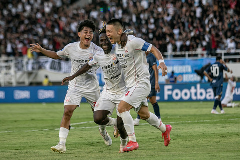 Selebrasi pemain Persis Solo usai mencetak gol ke gawang Persita Tangerang pada pertandingan Liga 1 di Stadion Manahan, Solo, Jawa Tengah, Minggu (27/4/2025). Foto: Mohammad Ayudha/ANTARA FOTO