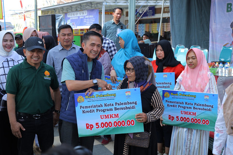 Wali Kota Palembang, Ratu Dewa, dalam memberikan bantuan modal kepada pelaku UMKM/ist. 