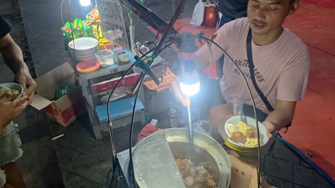 Suasana lapak cuanki di kawasan Pusdai Bandung, Minggu (27/4/2025).  Foto: Robby Bouceu/kumparan