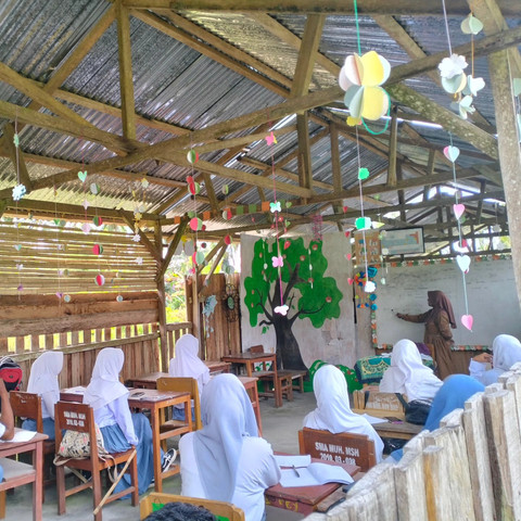 Siswa SMA Muhammadiyah Missa, Dusun Missa, Desa Haya, Kecamatan Tehoru, Kabupaten Maluku Tengah, Provinsi Maluku, mengikuti awal proses belajar mengajar semester genap tahun pelajaran 2024/2025, pada Senin, 13 Januari 2025. Sumber foto : FB SMAMUHAMMADIYAHMISSA