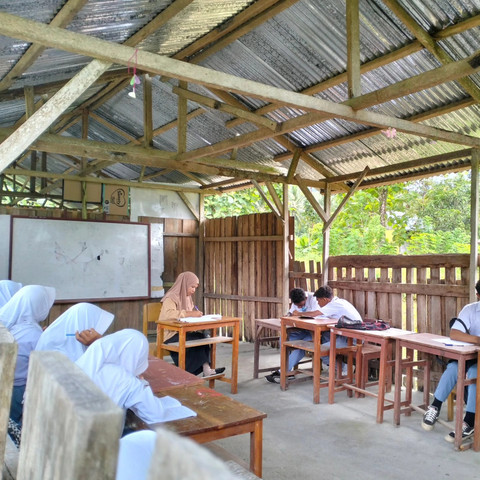 SMA Muhammadiyah Missa memiliki enam tenaga pendidik non-PNS (honorer) dan satu kepala sekolah berstatus PNS. Terlihat siswa dan guru sedang melaksanakan proses pembelajaran. Sumber foto: FB SMA Muhammadiyah Missa.