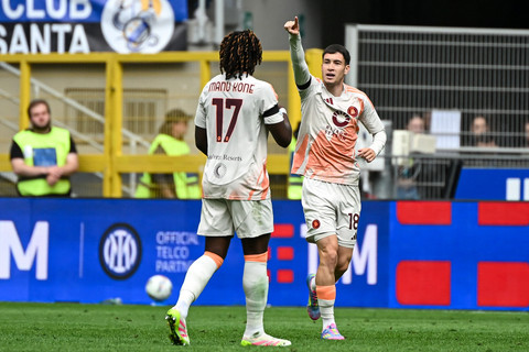 Selebrasi pemain AS Roma Matias Soule usai mencetak gol ke gawang Inter Milan pada pertandingan Liga Italia di San Siro, Milan, Italia, Minggu (27/5/2025). Foto: Piero CRUCIATTI / AFP
