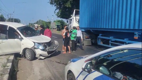 Mobil Avanza putih tertabrak kontainer di jalan arteri usai melarikan diri dari kejaran polisi karena ugal-ugalan di Tol Japek, Minggu (27/4/2025). Foto: Dok. Istimewa