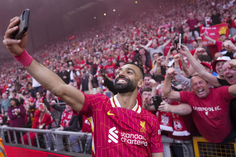Pemain Liverpool Mohamed Salah berswafoto dengan para penggemar setelah menjuarai Liga Primer Inggris, Senin (28/4/2025). Foto: Jon Super/AP Photo