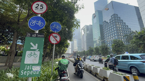 Pengguna sepeda motor lewat jalur sepeda di Jalan Sudirman-Thamrin, Jakarta, Senin (28/4/2025). Foto: Rayyan Farhansyah/kumparan