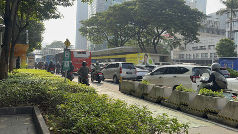 Pengguna sepeda motor lewat jalur sepeda di Jalan Sudirman-Thamrin, Jakarta, Senin (28/4/2025). Foto: Rayyan Farhansyah/kumparan