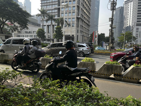 Pengguna sepeda motor lewat jalur sepeda di Jalan Sudirman-Thamrin, Jakarta, Senin (28/4/2025). Foto: Rayyan Farhansyah/kumparan