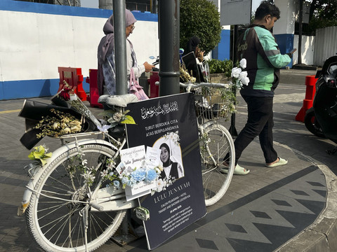 Tempat aksi tabur bunga Alm Lulu Junayah di depan halte Bundaran HI Bank DKI, Jakarta Pusat, Senin (28/4/2025). Foto: Rayyan Farhansyah/kumparan
