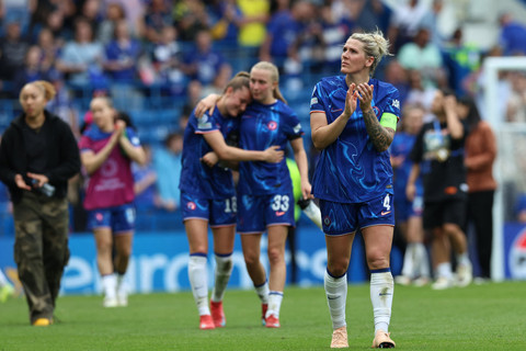 Chelsea gagal ke final Liga Champions Wanita 2024/25 usai dikalahkan Barcelona 1-4 di Stamford Bridge, Inggris, Minggu (27/4). Foto: AFP/Darren Staples