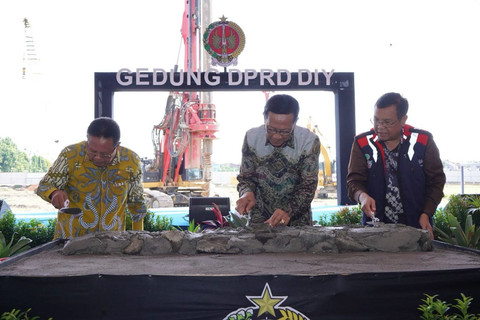 Peletakan batu pertama pembangunan gedung DPRD DIY. Foto: DPRD DIY