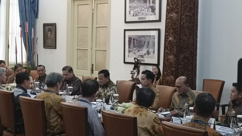 Presiden Republik Indonesia Prabowo Subianto beserta jajaran menteri Kabinet Merah Putih menggelar pertemuan dengan Federasi Industri Korea di Istana Merdeka, hari ini, Senin (28/4/2025). Foto: Zamachsyari/kumparan