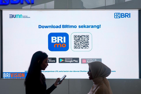 Nasabah saat dipandu dalam menggunakan super apps BRImo. Foto: Dok. BRI