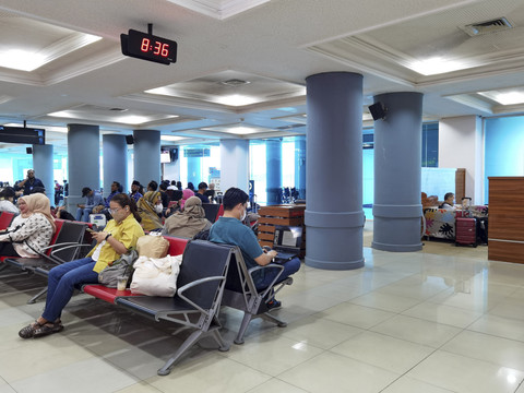 Penumpang di Bandara Internasional Sultan Mahmud Badaruddin (SMB) II Palembang, Sumatera Selatan. Foto: Rini Indra/Shutterstock