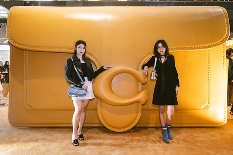 Instalasi The Coach Tabby Shop di Astha District 8, Jakarta. Foto: Coach Indonesia