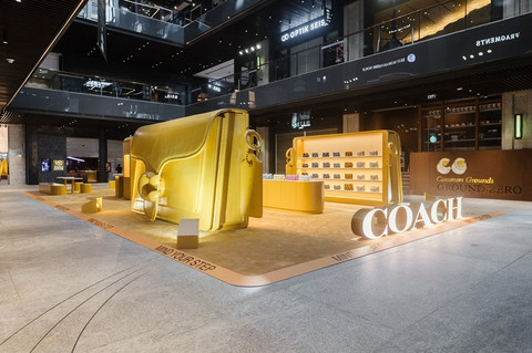 Instalasi The Coach Tabby Shop di Astha District 8, Jakarta. Foto: Coach Indonesia