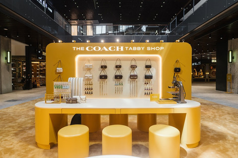 Instalasi The Coach Tabby Shop di Astha District 8, Jakarta. Foto: Coach Indonesia