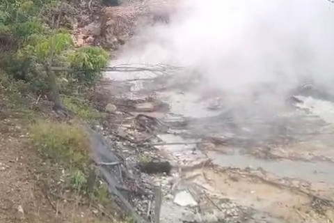 Semburan air panas diperkirakan bersuhu 100 derajat di Kabupaten Mandailing Natal, Sumatera Utara. Foto: Dok. Istimewa